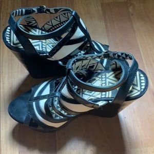 Jessica Simpson Black + White Geometric Wedge